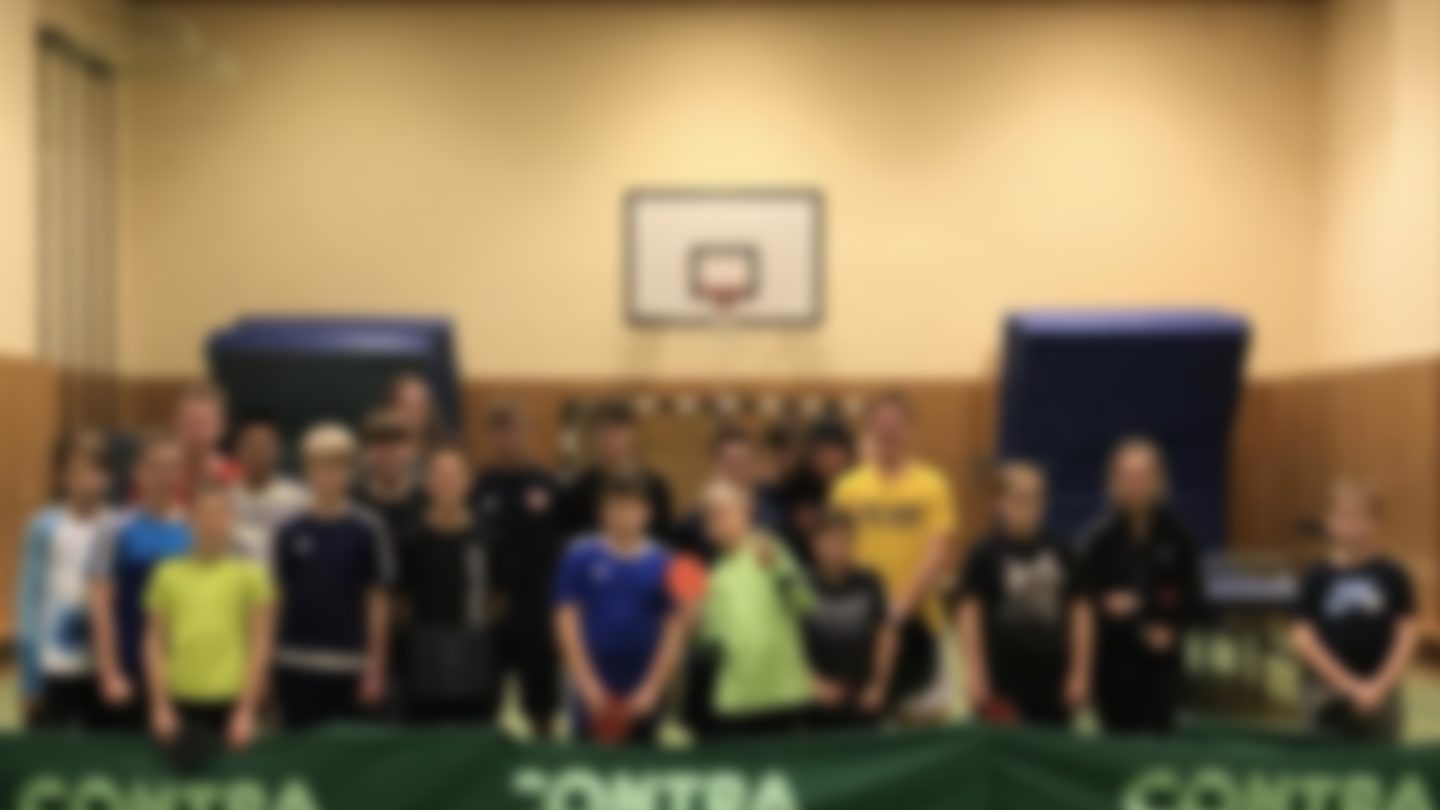 Mitglieder des TTV Wandlitz in der Sporthalle.