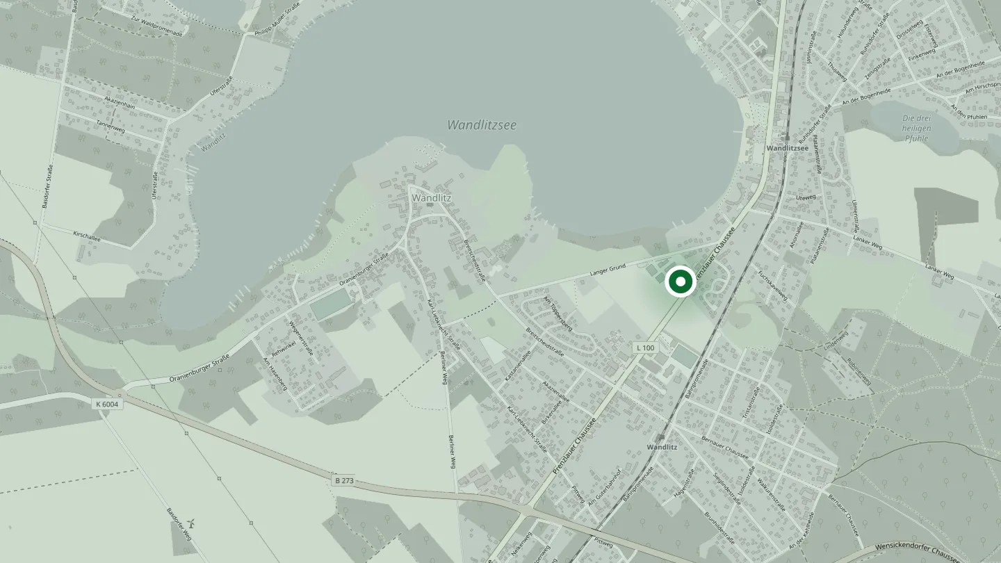 Kartenausschnitt von Wandlitz mit dem Wandlitzsee; eine grüne Markierung zeigt die Sporthalle am Gymnasium.