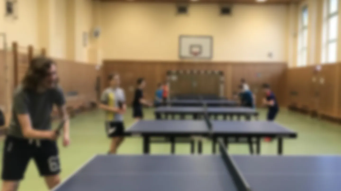 Spielerinnen und Spieler beim Training an mehreren Platten.