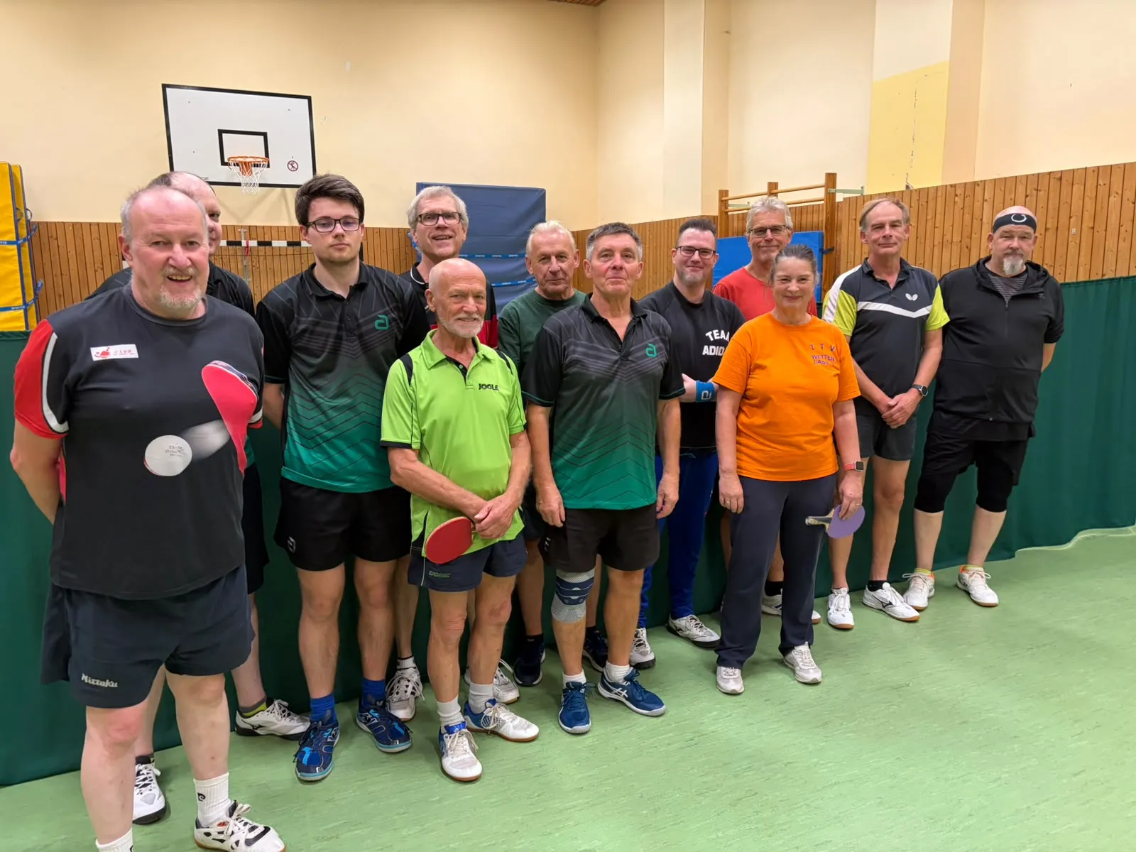 Gruppenfoto der Mitglieder bei der Vereinsmeisterschaft 2026 in der Sporthalle.